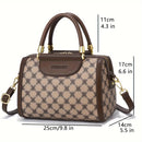 Mala Vintage Xadrez para Mulher – Castanha e Bege com Alça Destacável e Detalhes Dourados