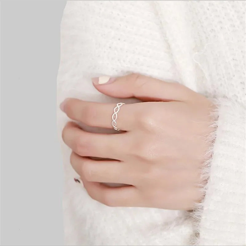 Anel Aberto em Prata 925 – Design Entrançado Oco com Detalhe Cruzado, Elegante e Ajustável