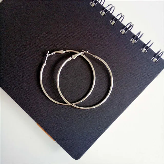 Argolas Grandes Retro – Brincos Redondos em Metal, Trendy para Mulher
