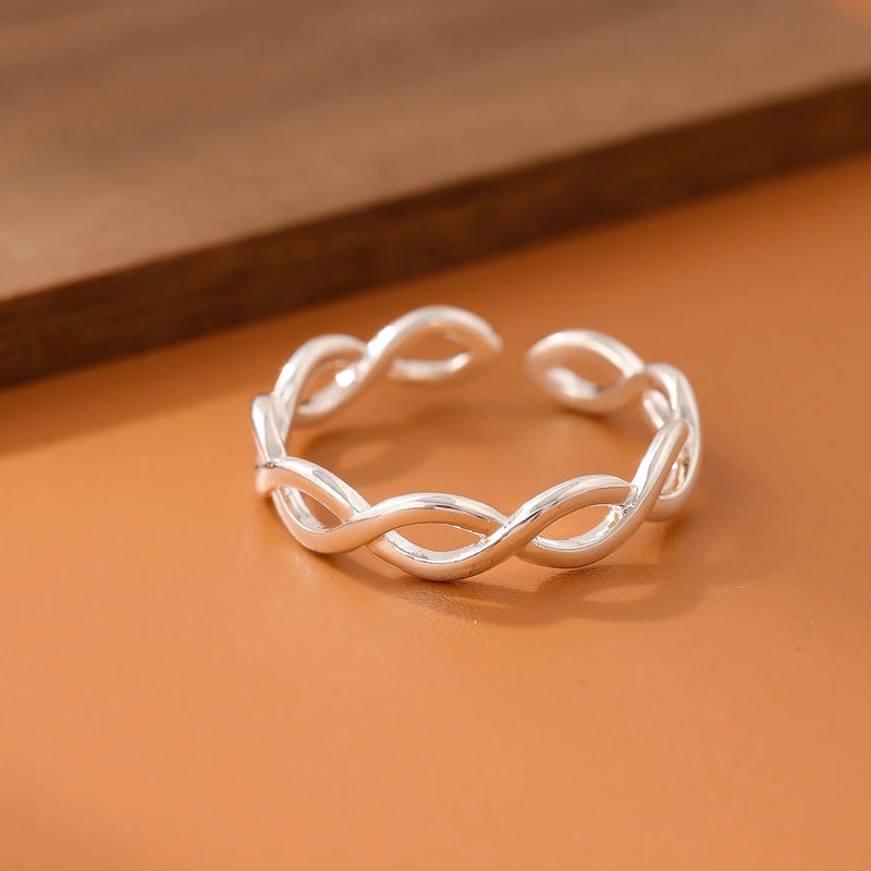 Anel Aberto em Prata 925 – Design Entrançado Oco com Detalhe Cruzado, Elegante e Ajustável