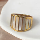 Anel Vintage em Aço Inoxidável com Concha Branca – Design Geométrico PVD, Resistente à Água