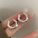 Brincos Geométricos Irregulares em Metal – Design Minimalista e Moderno para Mulher