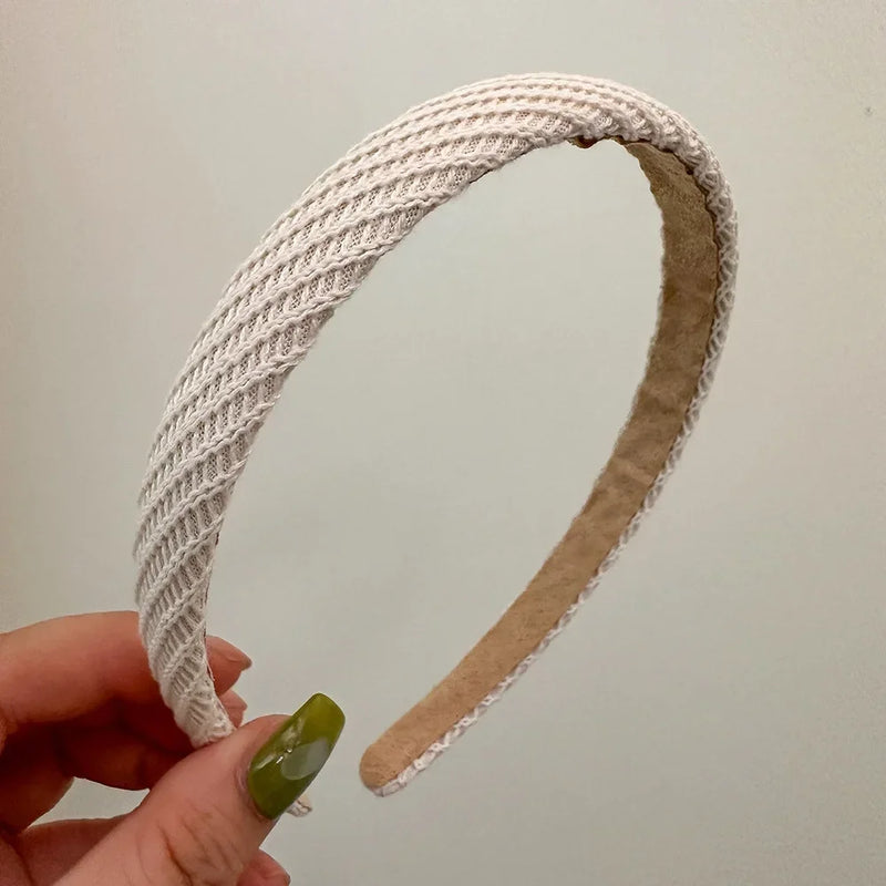 Bandolete Vintage com Argolas em Preto e Branco – Acessório Elegante para Noivas e Mulheres