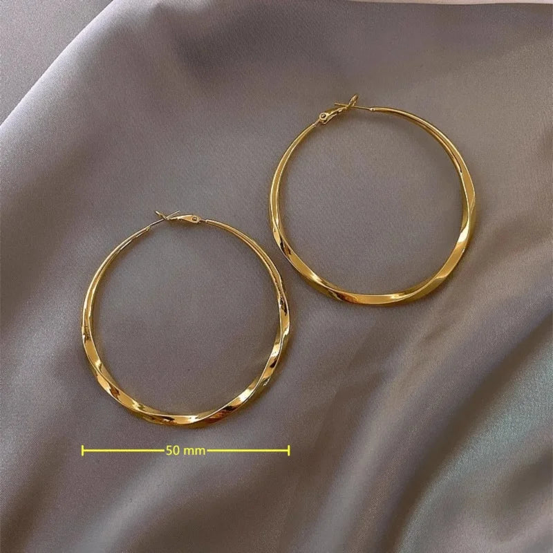 Argolas Grandes em Dourado ou Prateado – Brincos Trendy e Simples para Mulher