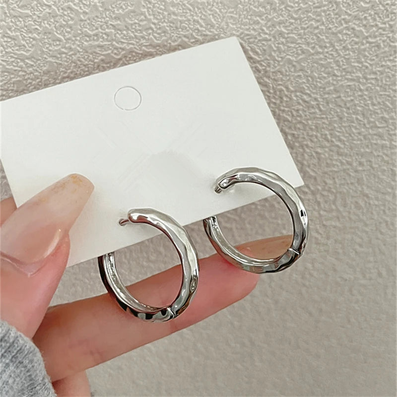 Brincos Geométricos Irregulares em Metal – Design Minimalista e Moderno para Mulher