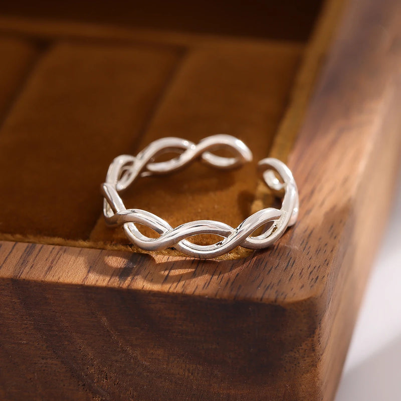 Anel Aberto em Prata 925 – Design Entrançado Oco com Detalhe Cruzado, Elegante e Ajustável