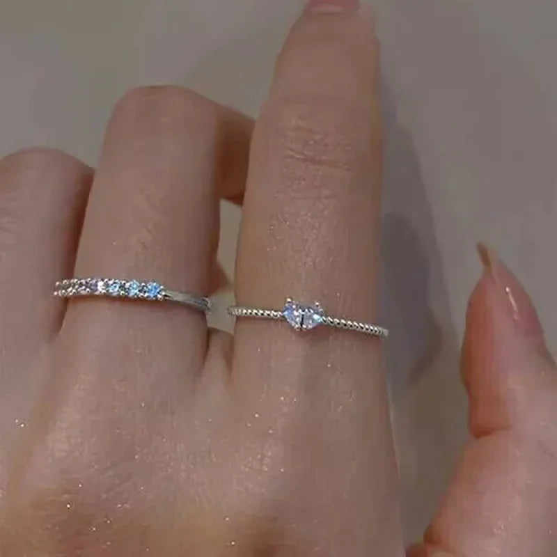 Conjunto 2 Anéis Dourados Ajustáveis com Coração em Zircónia – Minimalista e Elegante