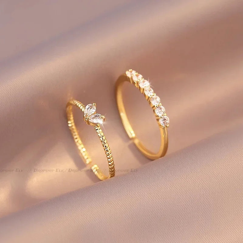 Conjunto 2 Anéis Dourados Ajustáveis com Coração em Zircónia – Minimalista e Elegante