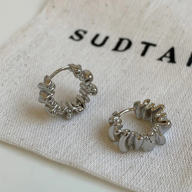 Brincos Geométricos Irregulares em Metal – Design Minimalista e Moderno para Mulher