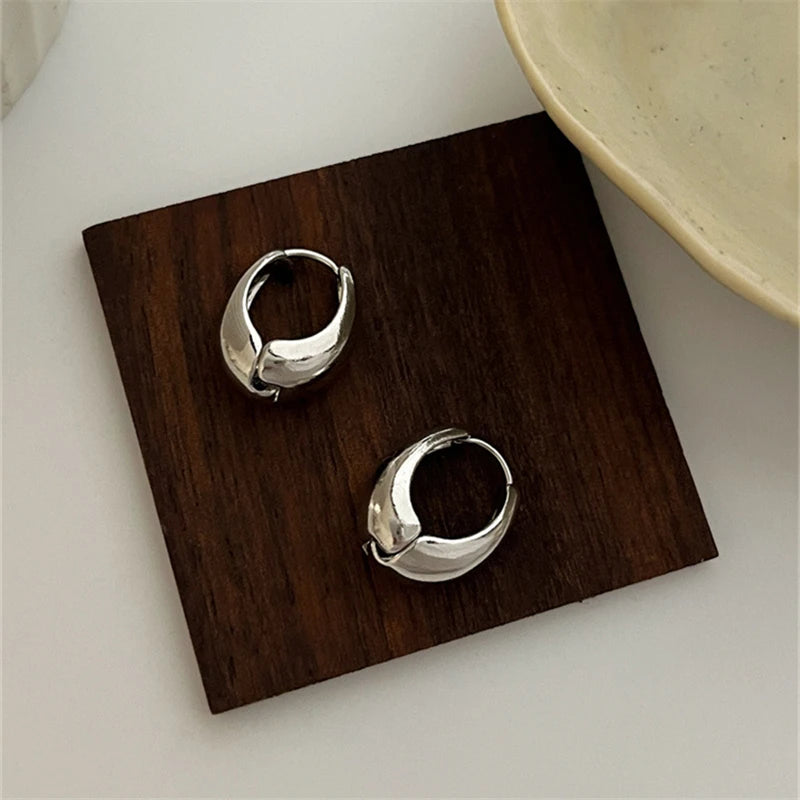 Brincos Geométricos Irregulares em Metal – Design Minimalista e Moderno para Mulher