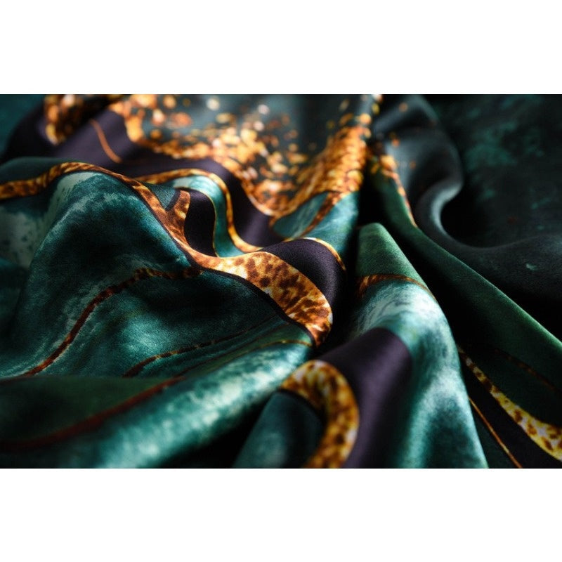Lenço Quadrado em Seda Natural Aurora – 100% Seda de Amoreira, Padrão Verde, Preto e Dourado, Elegante e Versátil